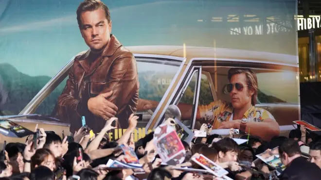 Тарантино раздает автографы на премьере "Однажды в Голливуде"