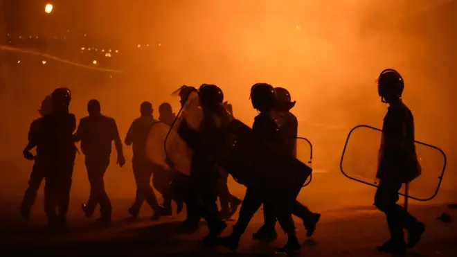 В пятницу в Ереване начались столкновения протестующих с полицейскими