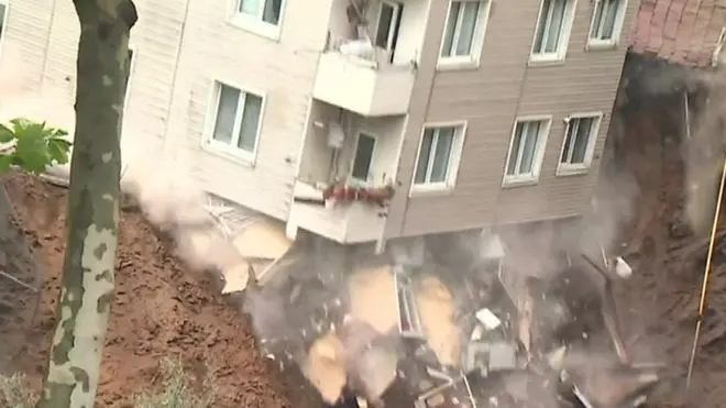 بالفيديو: انهيار مبى في اسطنبول بسبب الأمطار الغزيرة