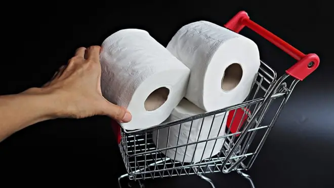 Почему люди скупают туалетную бумагу в связи с коронавирусом?