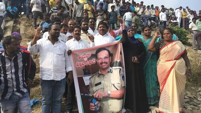 సజ్జనార్ ఫ్లెక్సీతో ప్రజలు