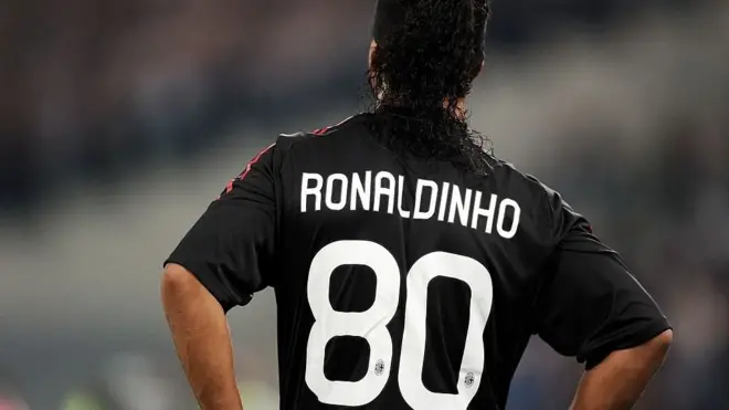 La elección del 80 de Ronaldinho ocurrió porque cuando llegó al Milán, el 10 que él quería ya lo tenía Clarence Seedorf.