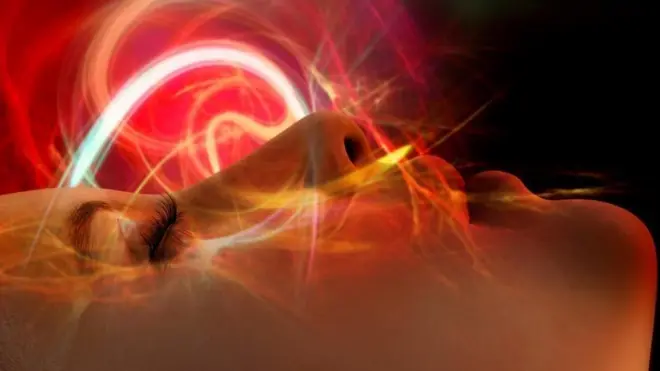 Un rostro de mujer con haces de luz