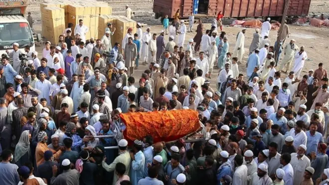 حملہ میں ہلاک ہونے والے سکیورٹی گارڈ افتخار واد کا نماز جنازہ