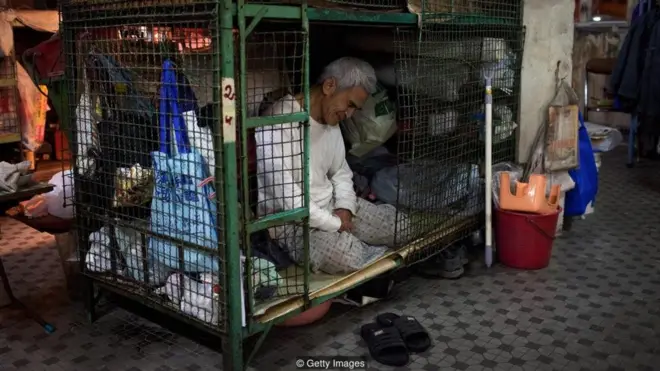 Trong suốt gần 10 năm qua, nhiều người ở Hong Kong đã phải vật lộn với mức giá nhà tăng chóng mặt, và nhiều người đã buộc phải chọn sống trong các chuồng cũi