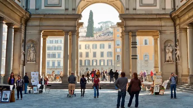 Turistas visitan la ciudad italiana de Florencia