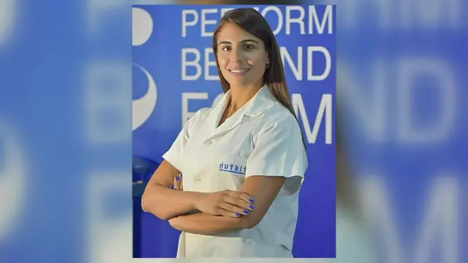 خبيرة تغذية ومدربة بدنية لبنانية تقدم تمارين مبتكرة للحجر المنزلي