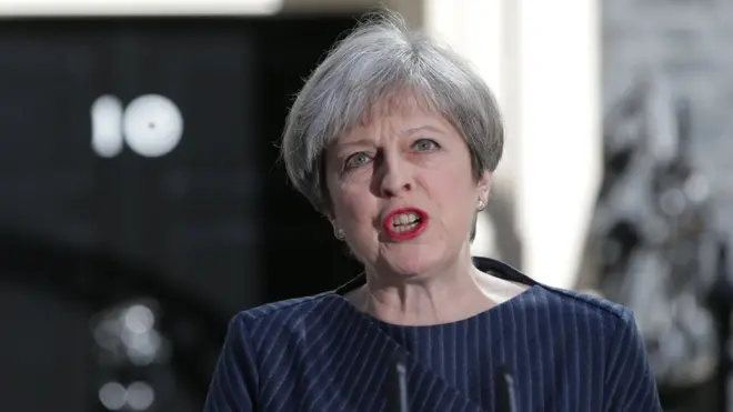Thủ tướng Anh Theresa May phát biểu trước văn phòng thủ tướng