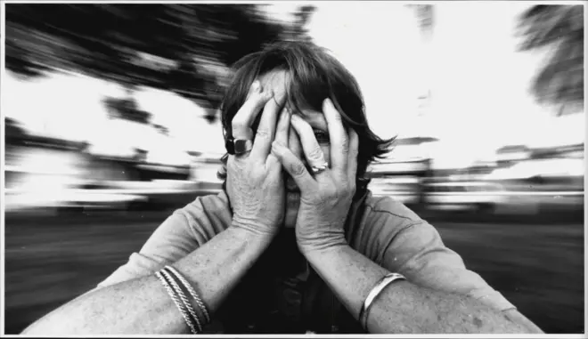 อาการของผู้ป่วยโรคจิตเภท (schizophrenia) คือ หลงผิด เช่น คิดว่ามีคนจะมาปองร้าย เห็นภาพหลอน หูแว่ว ไม่สามารถเรียบเรียงคำพูดได้ เป็นต้น