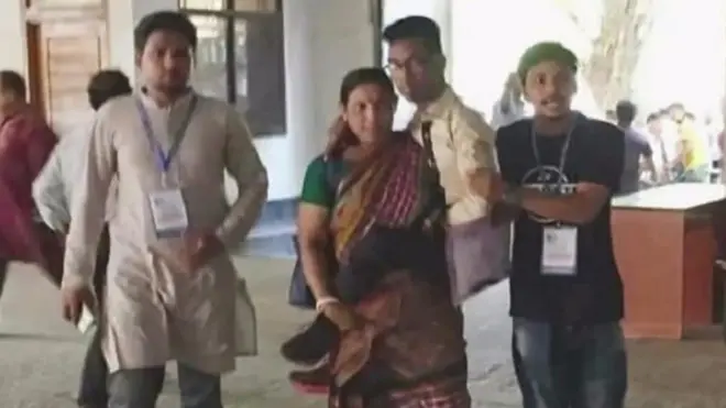 سیما سرکار کی ڈھاکہ یونیورسٹی کے برآمدے میں بیٹے کو گود میں اٹھائے تصویر وائرل ہوئی