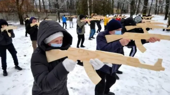 Qaar ka mid ah shacabka reer Ukrain oo qaadanaya tabobar ciidan si ay isu difaaci karaan haddii lasoo weeraro