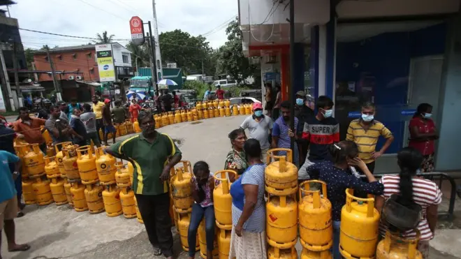 Sri Lanka'da halk tüpgaz almak için sıraya girdi