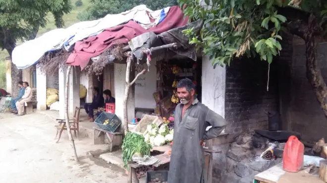 گِنی چُنی دکانوں کے دکاندار باہر بیٹھے آتی جاتی اِکا دُکا گاڑیوں کو دیکھنے میں مگن دکھائی دیے