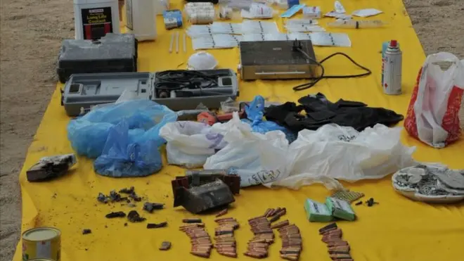 سکیورٹی آپریشن کے دوران مشتبہ شدت پسندوں کے ٹھکانوں سے برآمد کیے جانے والے گرنیڈز، دھماکہ خیر مواد اور اسلحے کی تصاویر بھی جاری کی ہیں