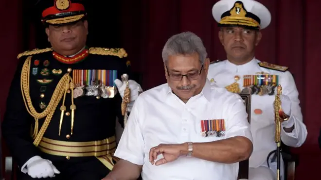 ජනාධිපති ගෝඨාභය රාජපක්ෂ පෙබරවාරි 4 වන දින කොළඹ පැවති 72 වන නිදහස් දින සැමරුමේ වේලාව පරීක්ෂා කරමින්. හමුදාපති ශවේන්ද්‍ර සිල්වා පිටුපසින්