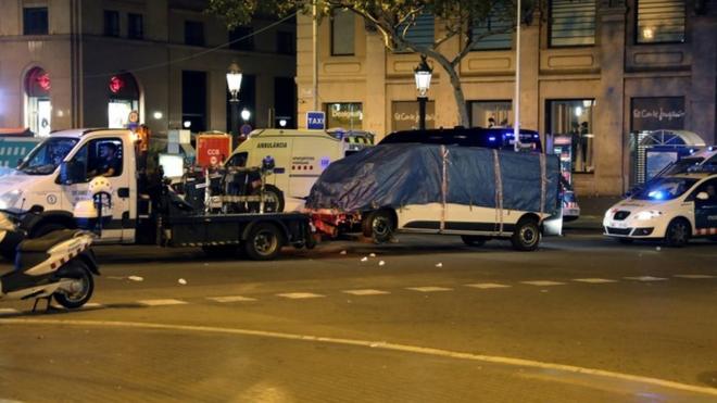 Van que atropelou pedestres em Barcelona é removida por guincho