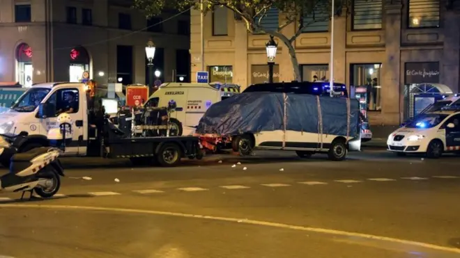 Em Barcelona, autores do ataque usaram uma van alugada na cidade.