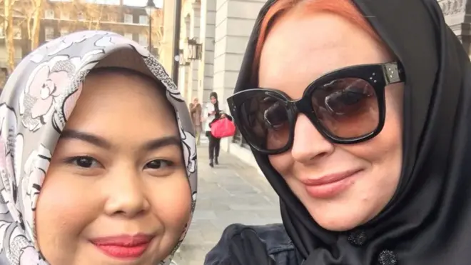 Tika Mulya berbincang banyak hal dengan Lindsay Lohan, antara lain soal puasa Ramadan dan menanyakan apakah Lohan masuk Islam.