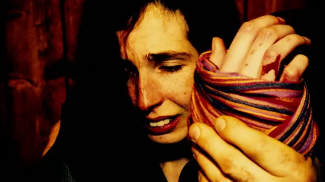 Tababarayaasha waxay dadka u sheegayaa in meesha dhaawaca la cadaadiyo, korna loo haayo