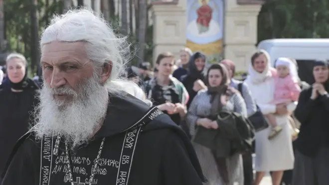 По выходным дням в монастыре отца Сергия аншлаг: паломники с детьми приезжают на службы и отчитки