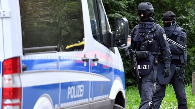 Во время поисков подозреваемого спецназ взял штурмом несколько квартир