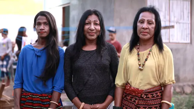 Chintya, Lola dan Linda, tiga transpuan dari satu keluarga besar di Maumere, NTT.