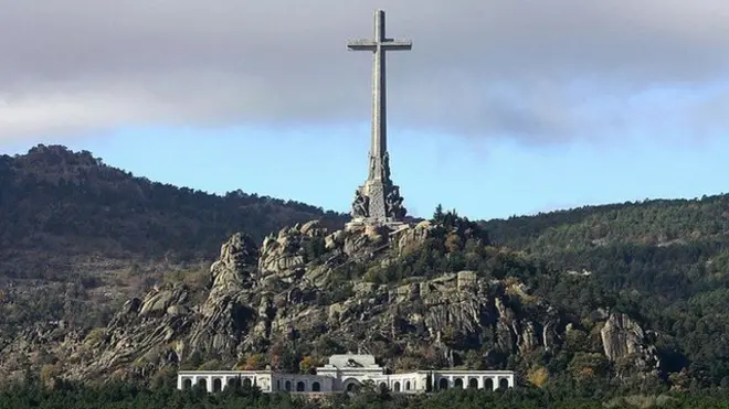El monumento está coronado por una cruz de 150 metros de altura.