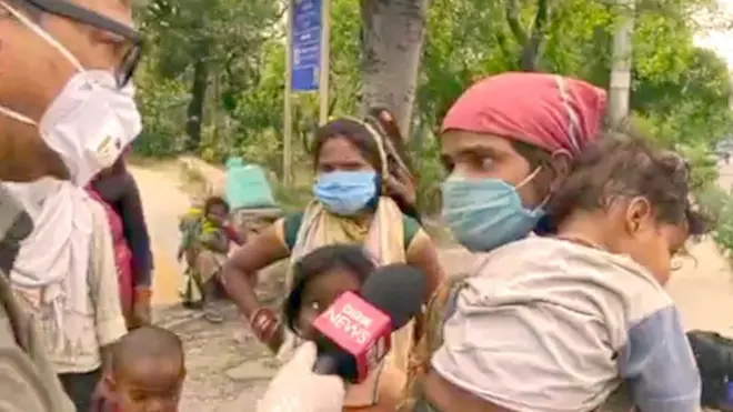 مراسل بي بي سي يعطي حذاءه لعامل مهاجر حافي القدمين