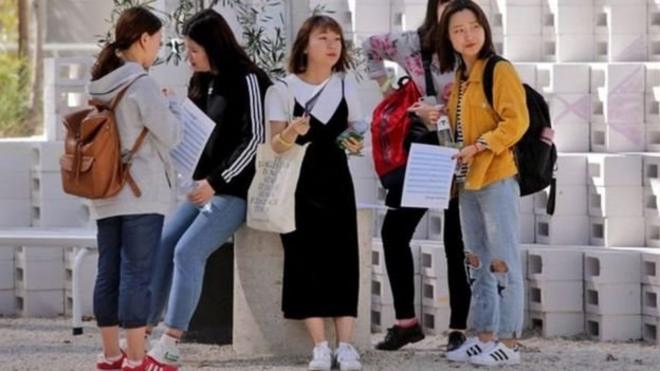 中国留学生目前是英国大学里人数最多的外国留学生群体