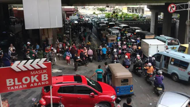 Kemacetan di Tanah Abang terjadi karena angkutan umum yang berhenti terlalu lama serta motor dan mobil yang parkir sembarangan.