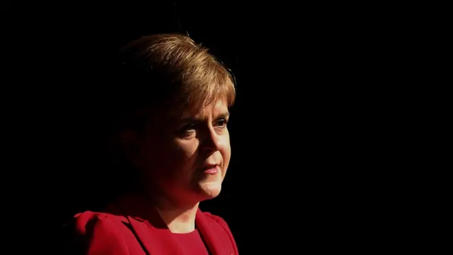 نیکولا استورجن