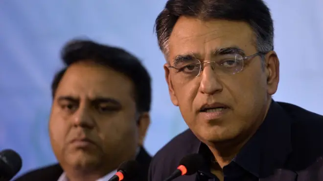 اسد عمر اور فواد حسین کو ان کی وزارتوں سے ہٹا دیا گیا ہے