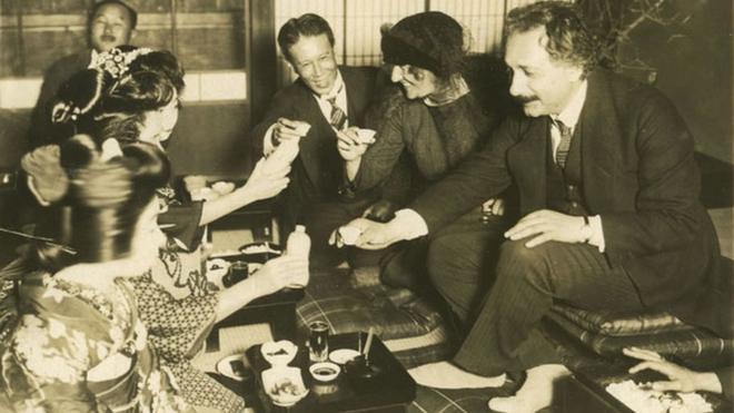 Einstein junto a su esposa en una ceremonia del té