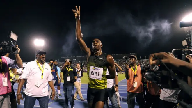 بولت بعد فوزه بالسباق الأخير له في جامايكا