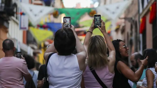 طالما تساءل البعض عن مدى حقيقة السعادة التي يظهرها بعض الأفراد على مواقع التواصل الاجتماعي