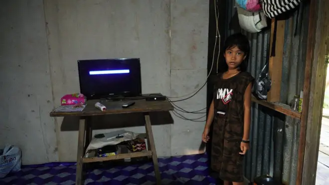 ในวันแรกของการเรียนทางไกล "ข้าวฟ่าง" ด.ญ.เบญญาภา หลินแดง นักเรียนชั้น ป.2 โรงเรียนวัดบางกระเจ็ด อ.บางคล้า จ.ฉะเชิงเทรา หอบหิ้วใบงานไปที่บ้านเพื่อนบ้านเพื่อให้รุ่นพี่ ป.6 คอยสอน เนื่องจากที่บ้านเรียนทางไกลผ่านทีวีไม่ได้