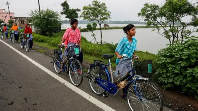 Devojčice na selu guraju bicikle koje su dobile od škole u saveznoj državi Zapadnom Bengalu