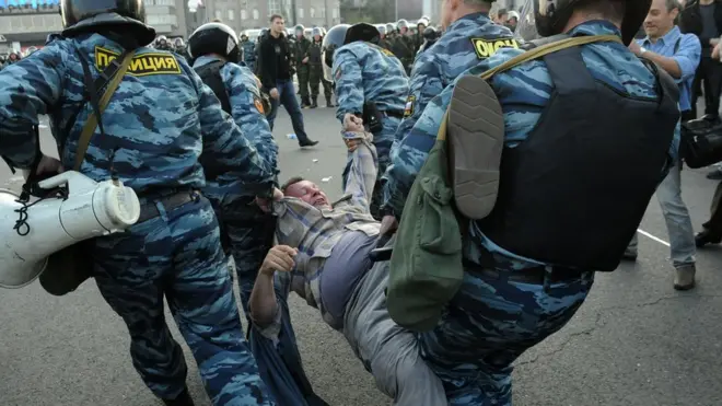 Власти признали случившееся на Болотной площади массовыми беспорядками, но правозащитники с этим не согласны