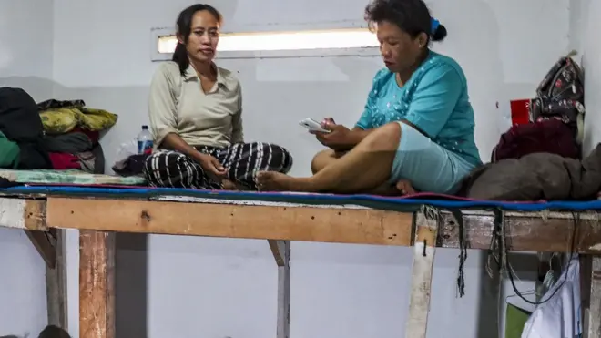 Para pembantu rumah tangga beraktivitas di salah satu penyedia jasa tenaga kerja di Jakarta.