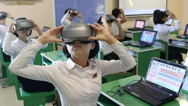 朝鮮大學生正在使用虛擬現實的頭顯。