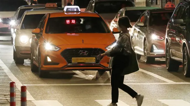 4월 26일 저녁 서울 종각역 부근에서 시민들이 택시를 이용하고 있다. 서울시는 최근 택시 요금 심야할증 시간대를 밤 12시에서 10시로 2시간 앞당기는 방안을 검토 중에 있다.