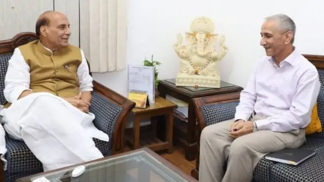 केंद्रीय गृह मंत्री राजनाथ सिंह के साथ दिनेश्वर शर्मा