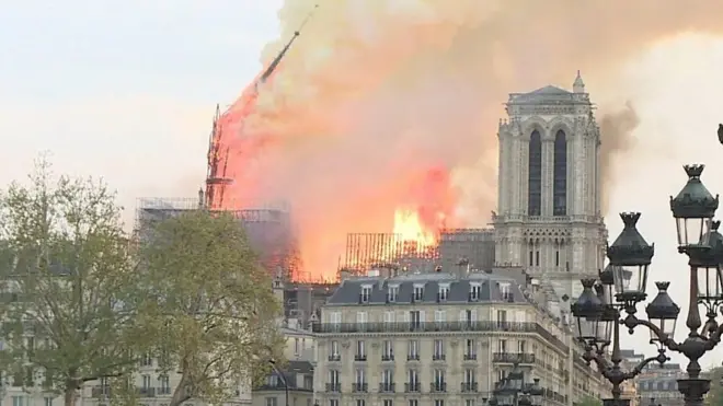 падающий шпиль собора Нотр-Дам