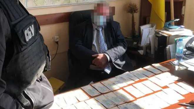 Високопосадовця НАН України спіймали на хабарі. Йому загрожує до 10 років тюрми