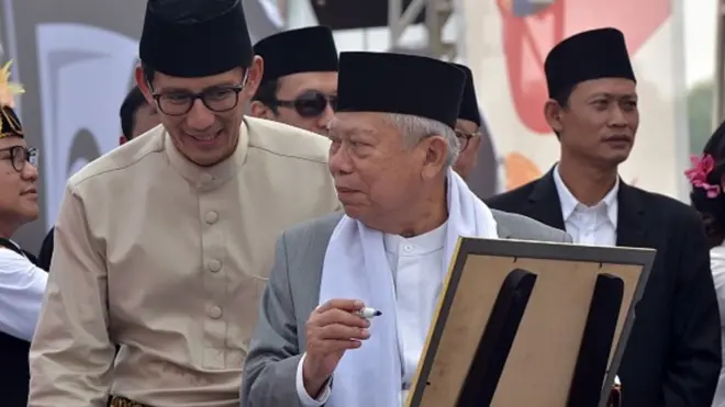 Cawapres Sandiaga Uno dan Ma'ruf Amin menandatangani deklarasi Pemilu Damai di Monas, Jakarta.