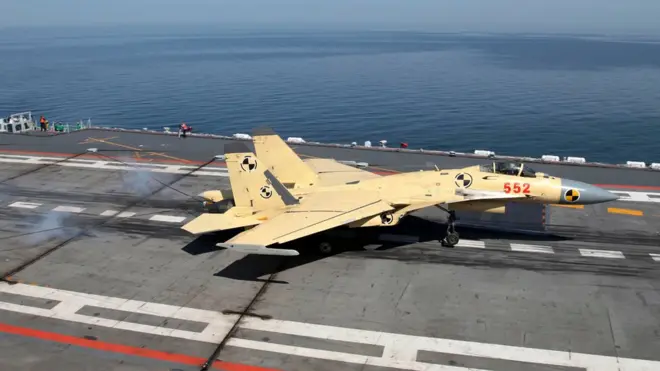 這是2013年中國第一艘航空母艦「遼寧號」上的飛行訓練