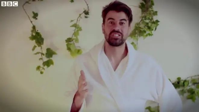 裸で食事する実験的なレストランがロンドンで開店した。BBCのマーカス・トムソン記者がリポートする。