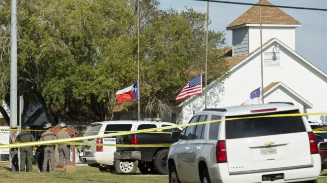 텍사스 주 서덜랜드 스프링스 제1침례교회에 경찰이 출동한 모습