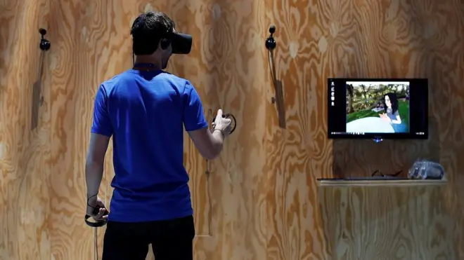 Відвідувач F8 використовує нову платформу віртуальної реальності Facebook Spaces