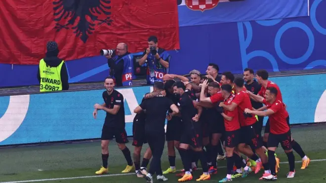 Velika radost igrača Albanije posle izjednačujućeg gola u sudijskoj nadoknadi